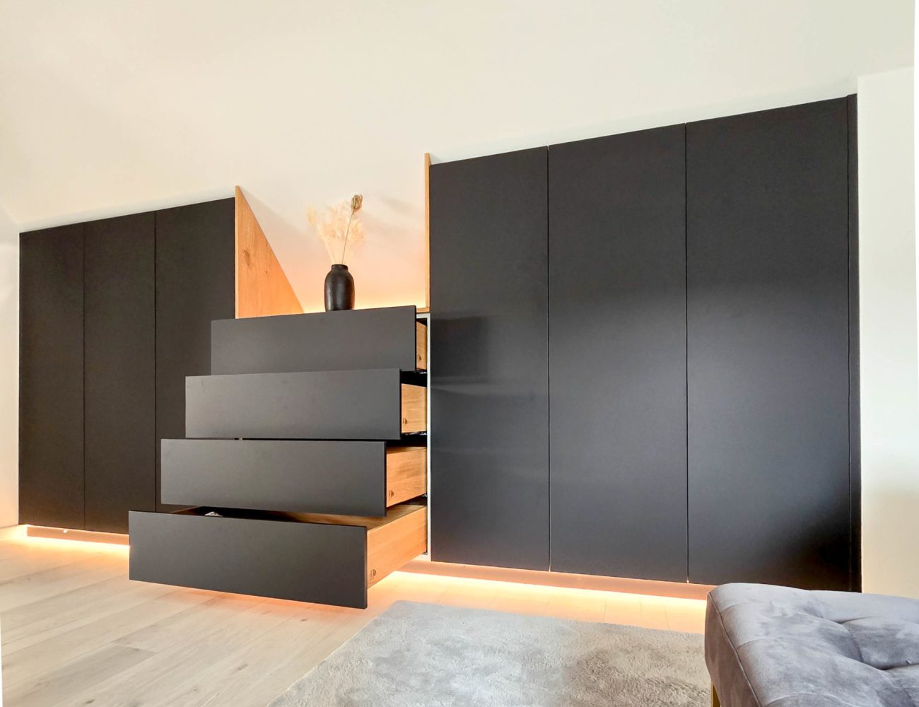 Drempelschrank schwarz matt mit LED und Schubladen