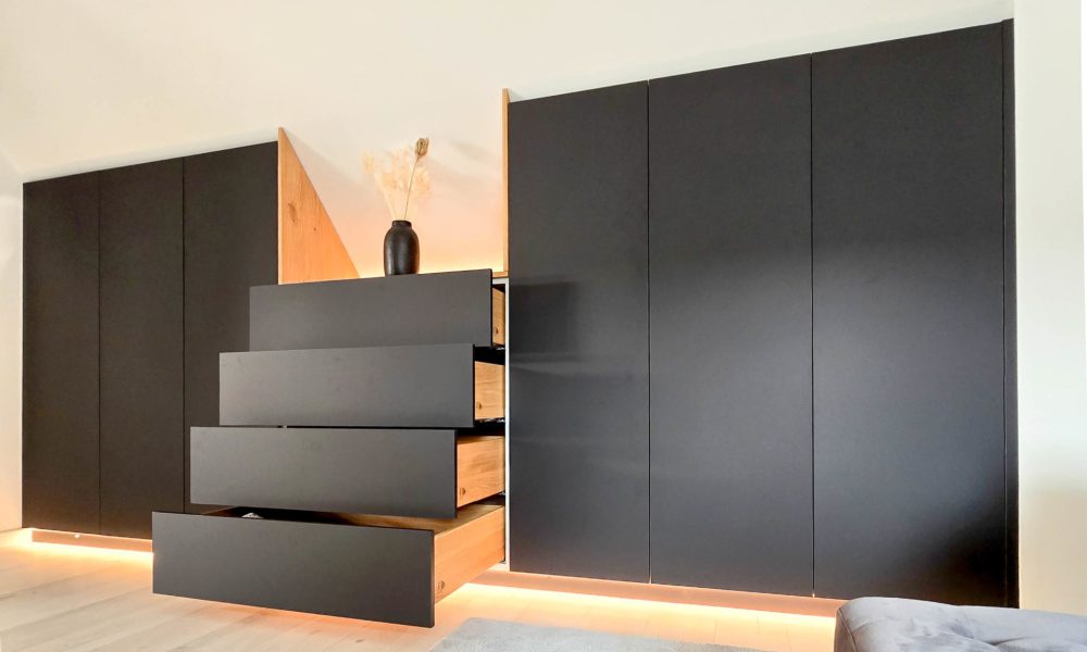 Drempelschrank schwarz matt mit LED und Schubladen