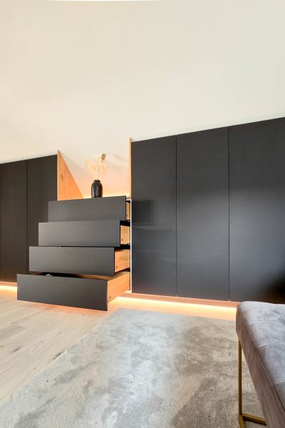 Drempelschrank schwarz matt mit LED und Schubladen