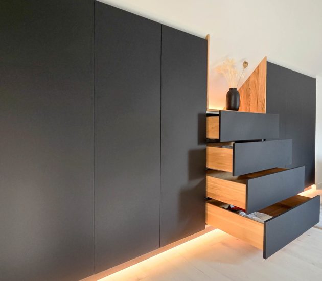 Drempelschrank matt schwaz Eicheninlay LED