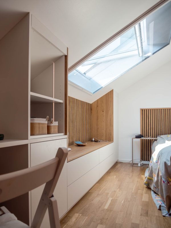 Drempelschrank matt weiss integrierter mit LED Paneelen Eiche
