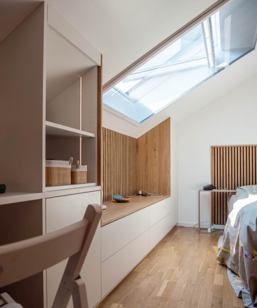 Drempelschrank matt weiss integrierter mit LED Paneelen Eiche