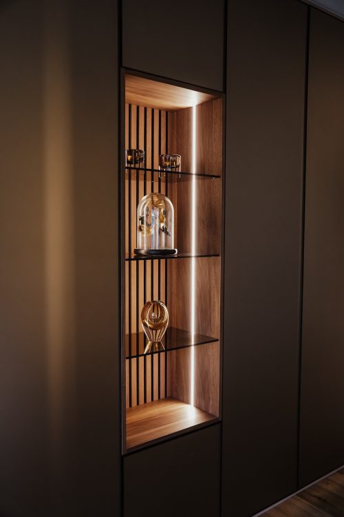 Einbauschrank mit integrierter Vitrine für Dekoration Elemente