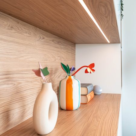 Einbauschrank matt weiß mit Eicheninlay und Dekoelementen