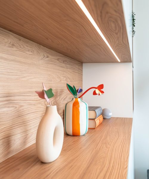 Einbauschrank matt weiß mit Eicheninlay und Dekoelementen