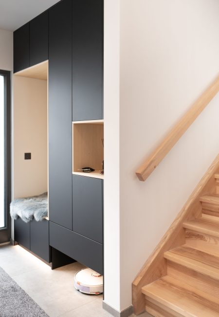 Garderoben schwarz mit Holzelementen und Sitzbank