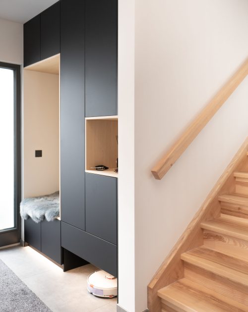 Garderoben schwarz mit Holzelementen und Sitzbank