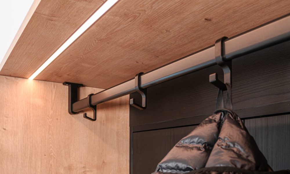 Einbauschrank Kombination weiss matt Eiche Inlay Nahaufnahme LED