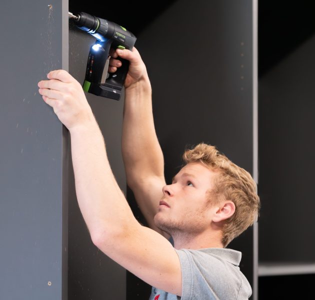 Schrankheld beim Einbauen eines Einbauschrankes