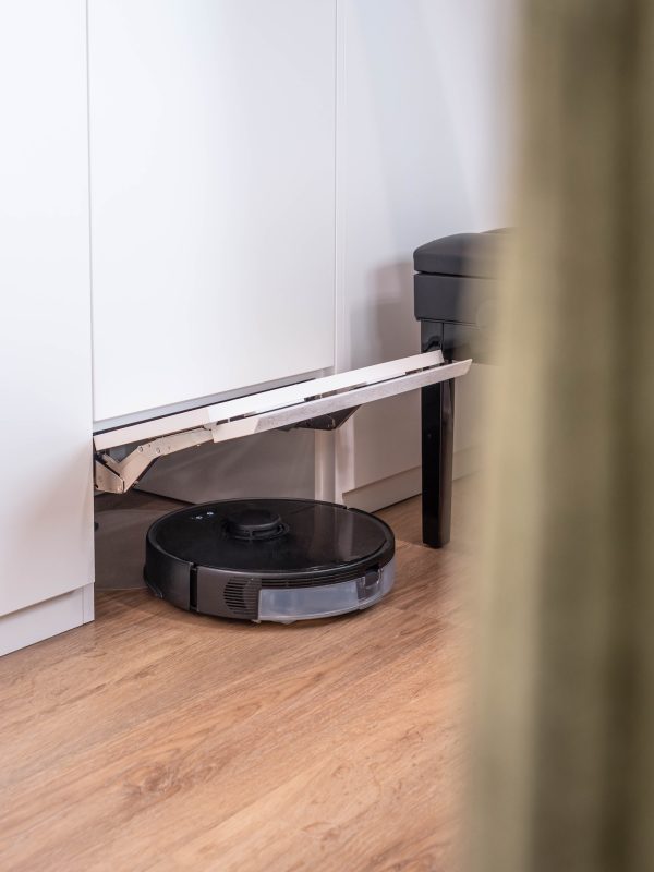 Einbauschrank matt weiss Staubsaugroboter