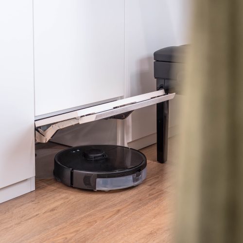 Einbauschrank matt weiss Staubsaugroboter