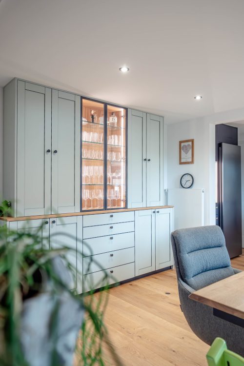 Anrichte Steingrün schwarz bekantet mit Glastüren und Alurahmen