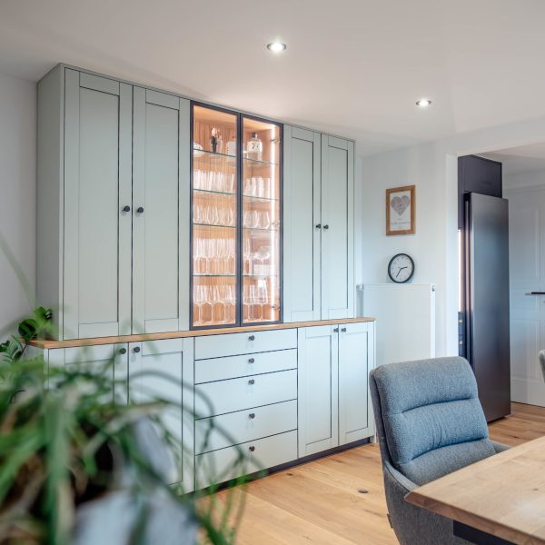 Anrichte Steingrün schwarz bekantet mit Glastüren und Alurahmen