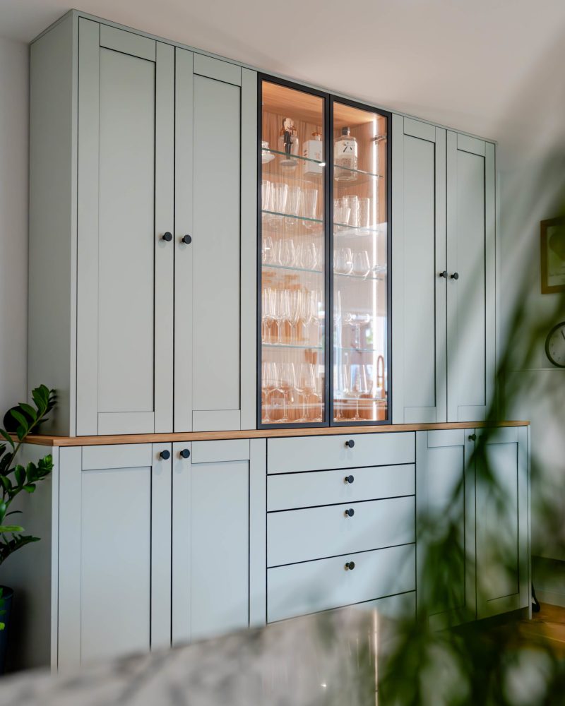 Anrichte Steingrün schwarze Bekantung und Glastüren