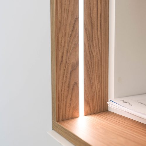 Wohnwand offene Regalelemente LED Eichenrahmen Details