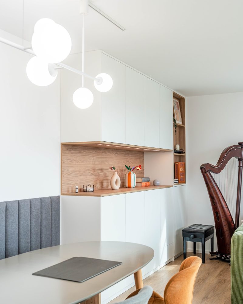 Einbauschrank matt weiss Inlay Eiche LED