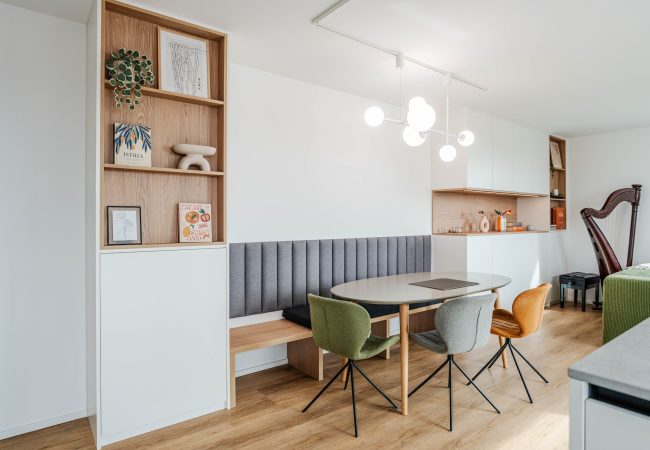 Einbauschrank matt weiß mit integriertem Essbereich