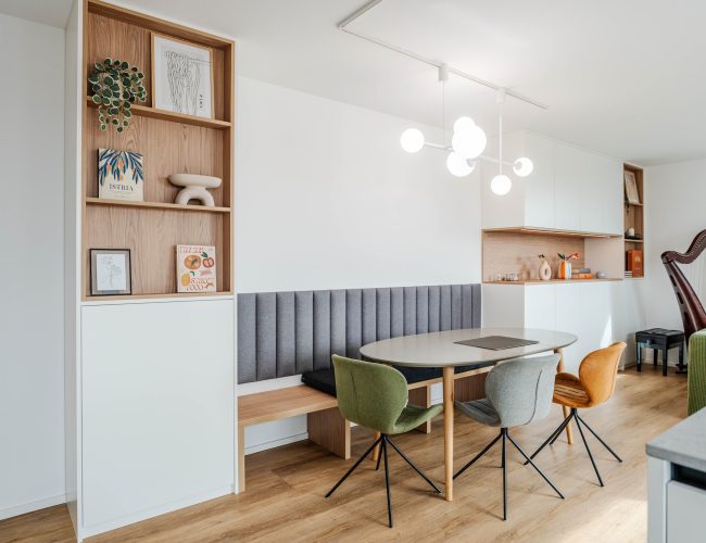 Einbauschrank matt weiß mit integriertem Essbereich