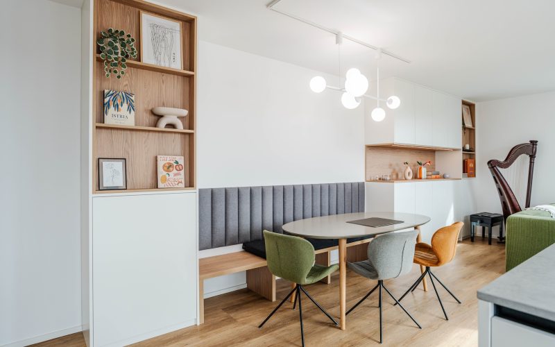 Einbauschrank matt weiß mit integriertem Essbereich