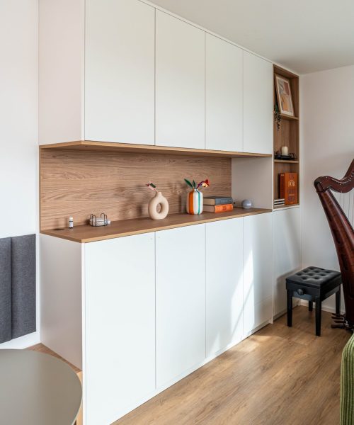 Einbauschrank matt weiß mit Eicheninlay und LED Beleuchtung