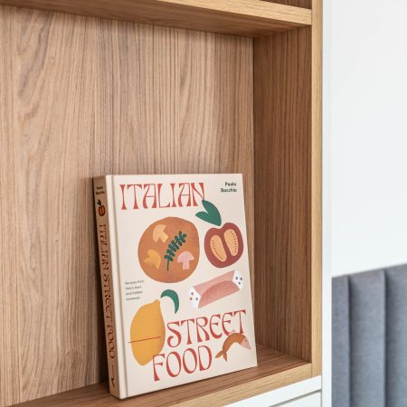 Einbauschrank matt weiss mit Eicheninlay und Dekoration