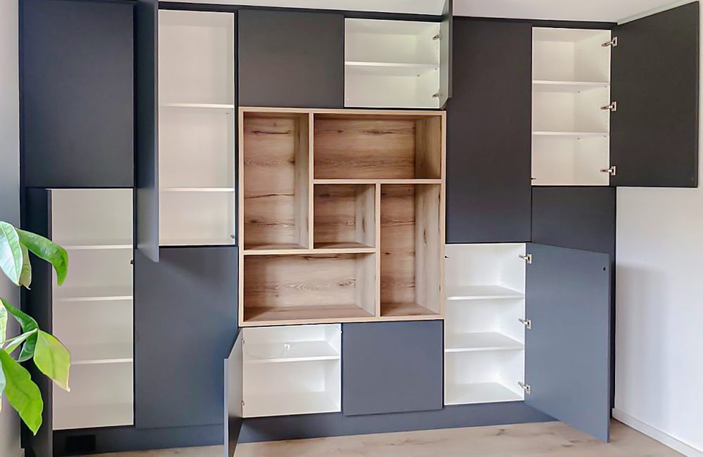 Matter Schrank mit Eicheninlay und weißem Innenleben