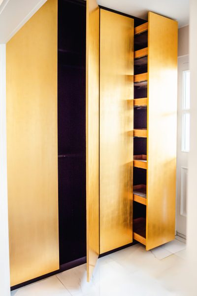 Einbauschrank mit vergoldeten Fronten und Apotheker Auszug