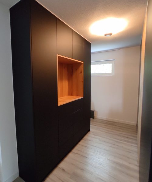 Einbauschrank schwarz mit Holzinlay
