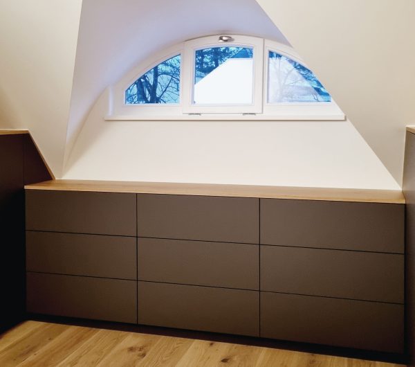 Kniestockschrank schwarz mit Ablagefläche Holzoptik