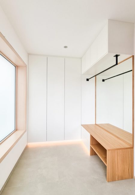 Garderobe weiß mit Sitzbank und schwarzer Garderobenstange