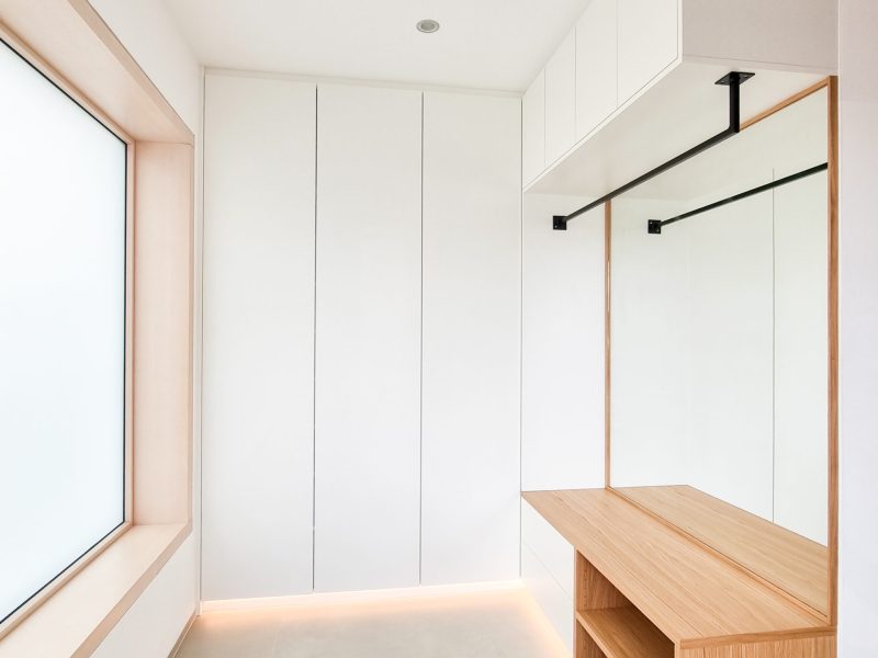 Garderobe weiß mit Sitzbank und schwarzer Garderobenstange