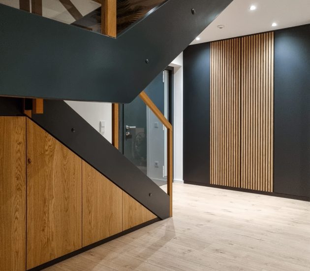 Treppenschrank und Flurschrank in Schwarz und Eichenholz Paneele