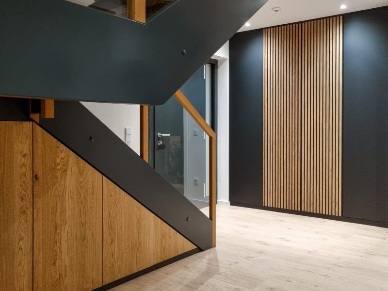 Treppenschrank und Flurschrank in Schwarz und Eichenholz Paneele