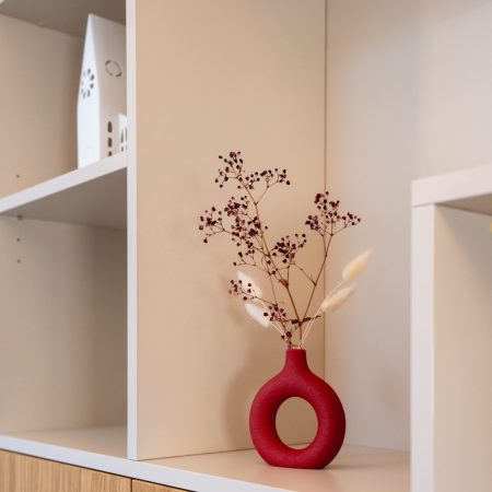 Stimmungsbild Vase im Flurschrank in beige mit fresko Türen in Eiche