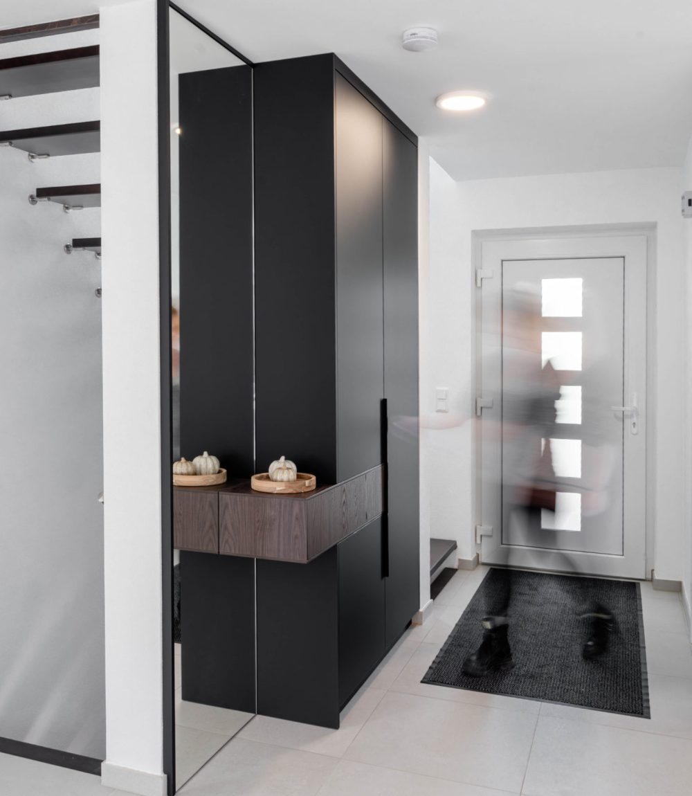 Flurschrank_Gaderobenschrank_matt_schwarz_Ganzkörperspiegel_inntegriertes_Sideboard-143