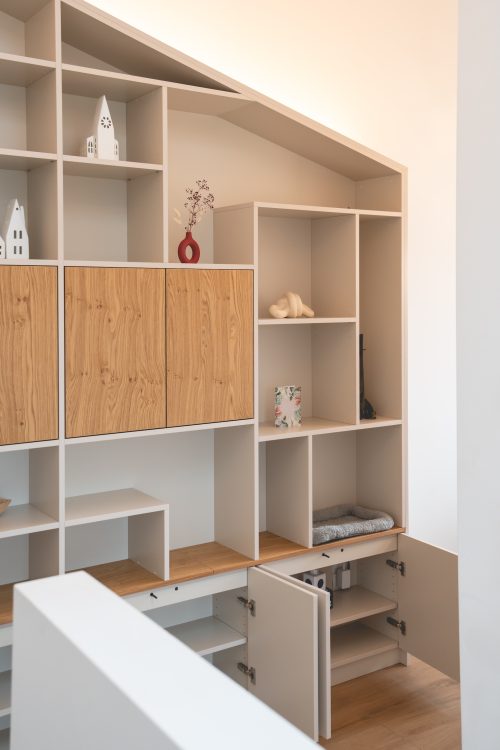 Flurschrank in beige mit fresko Türen in Eiche