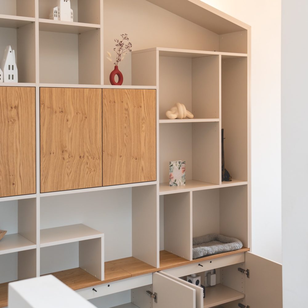 Flurschrank in beige mit fresko Türen in Eiche