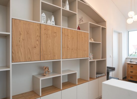 Flurschrank in beige mit fresko Türen in Eiche