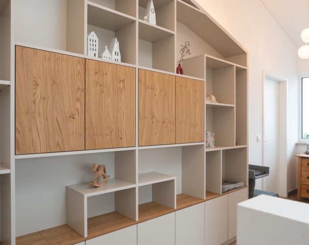 Flurschrank in beige mit fresko Türen in Eiche