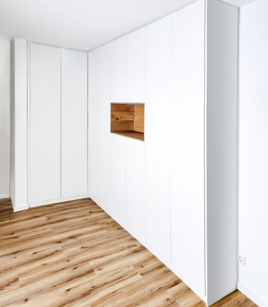 Weißer Flurschrank geschlossen mit Inlay aus Eiche