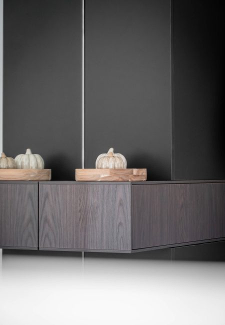 Gaderobenschrank schwarz mit herbstlicher Deko Gaderobenschrank schwarz mit herbstlicher Deko