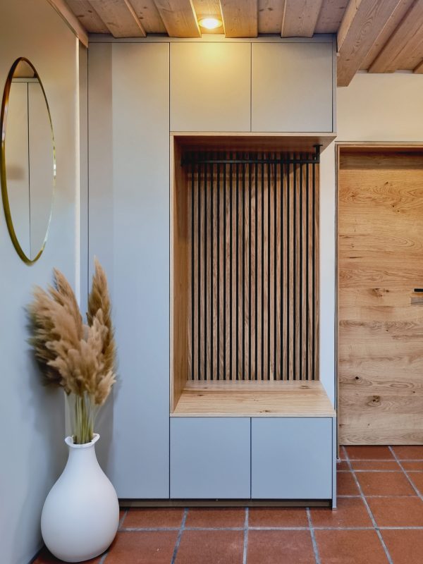 Garderobe weiß matt mit Paneelen