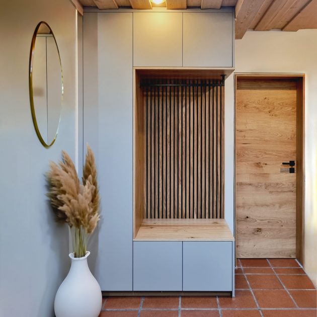 Garderobe weiß matt mit Paneelen