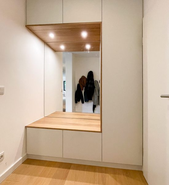 Garderobe mit Spiegel Garderobe mit Spiegel und Sitzmöglichkeit