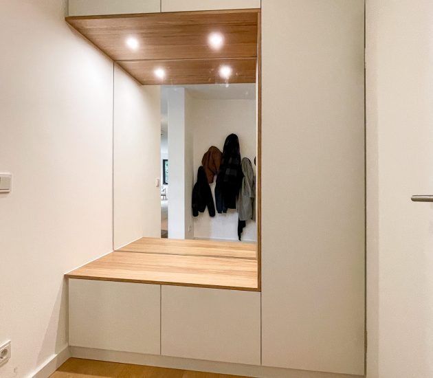 Garderobe mit Spiegel und Sitzmöglichkeit