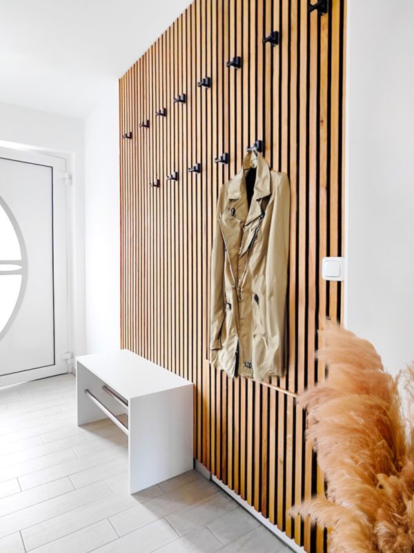 Garderobe mit weißer Schuhablage und Wandpaneel