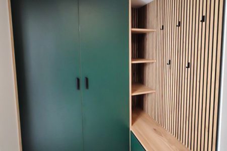 Gründer Garderobenschrank mit Eichenpaneelen und Sitzbank