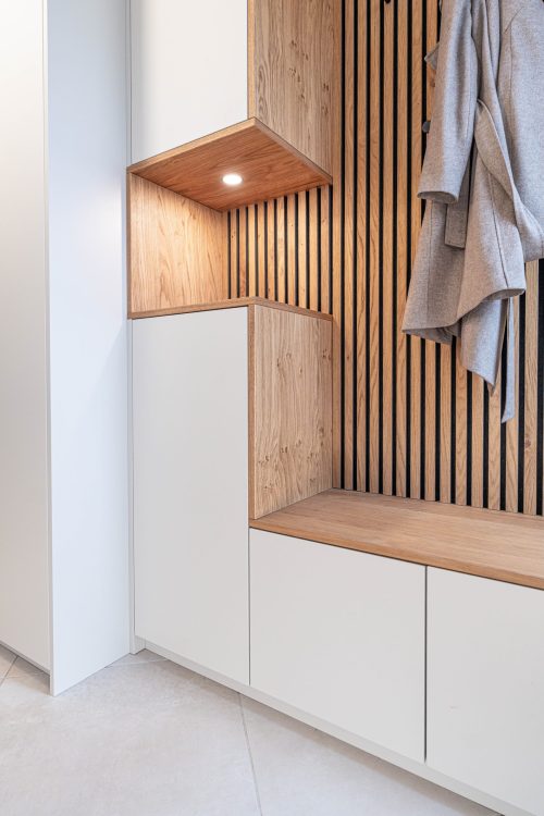 Garderobe matt weiss Eichenpaneele Ablagefläche LED-Spot