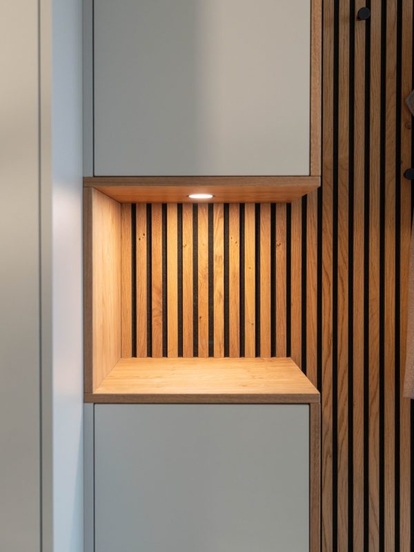 Garderobe matt weiss Eichenpaneele Ablagefläche mit LED-Spot