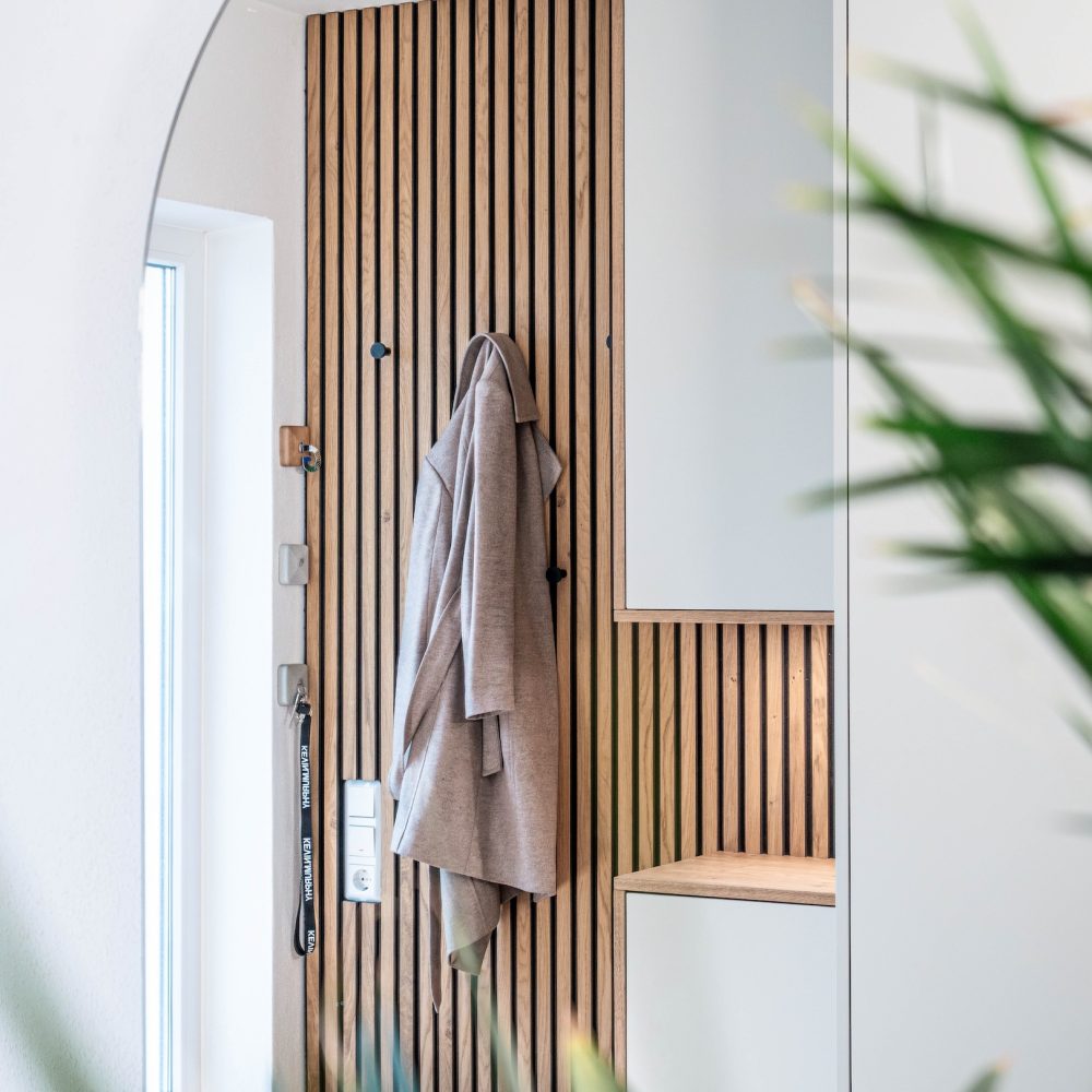 Garderobe matt weiss Eichenpaneele Ausschnitt Sitzbereich